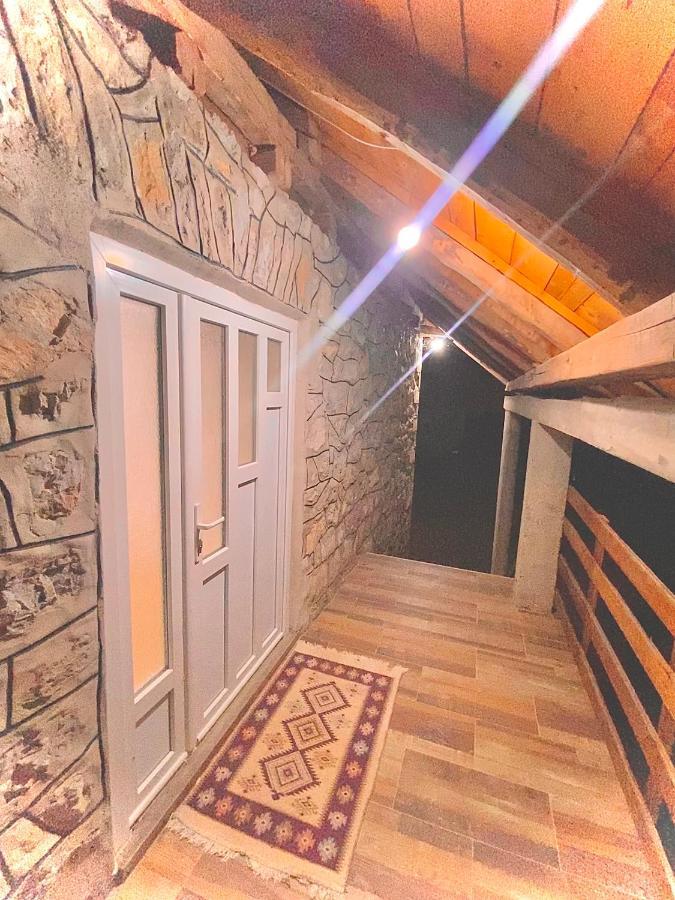 The Blue Eye Bed & Breakfast Vusanje Bagian luar foto