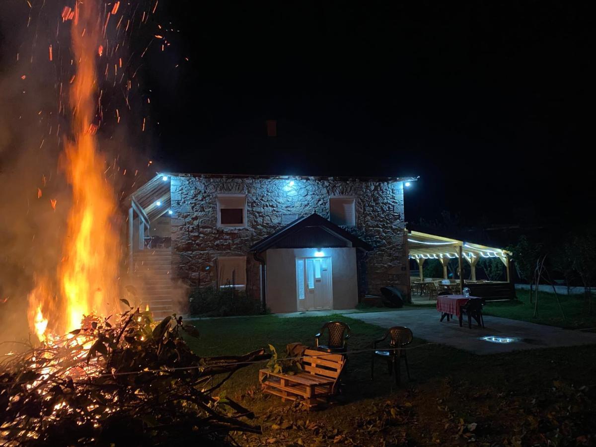 The Blue Eye Bed & Breakfast Vusanje Bagian luar foto